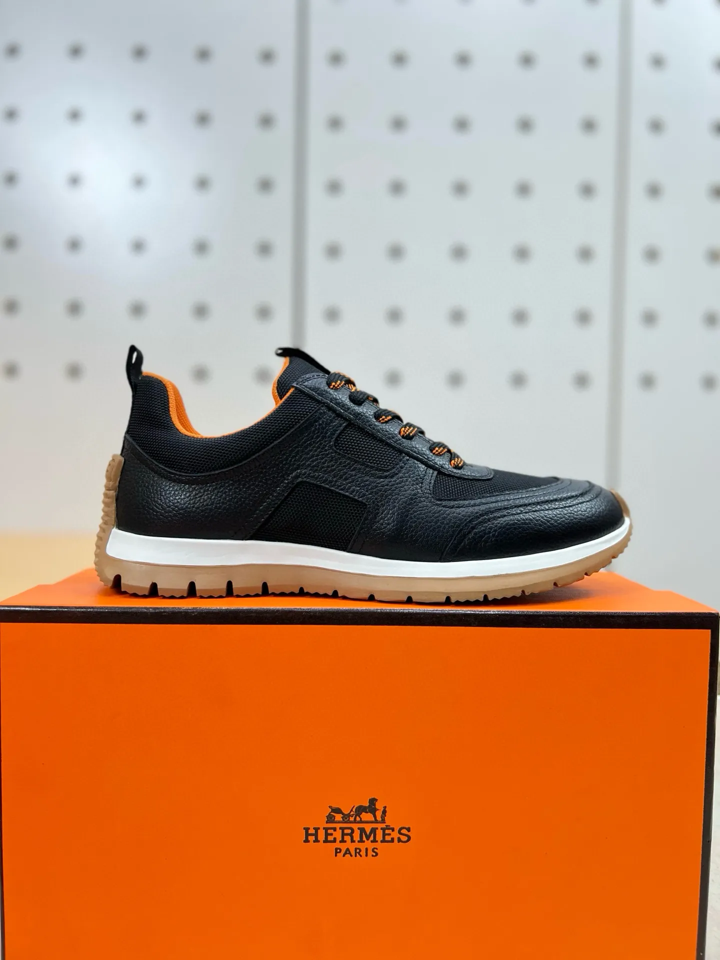 Factory price: 580💰Hermes Jimmy men's sneakers, Hermes high-tech canvas and suede goatskin sneakers with grooved rubber soles. Create a modern hiking style. Honey-colored rubber sole, white rubber midsole, pumpkin-colored high-tech canvas lining Size: 38-44 (45 customized)
